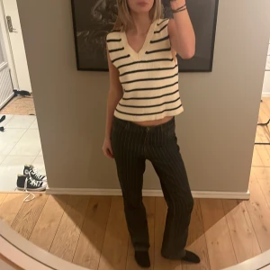 Randig väst - En fin randig väst från zara i bra skick, enkel att styla över en skjorta eller bara ha västen. Kommer tyvärr inte till användning kan mötas upp i gbg eller posta. 