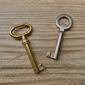 Två random nycklar, vet inte vad dom går till men man kan gö smycken av dom mm <3 (Frakten är 13kr)