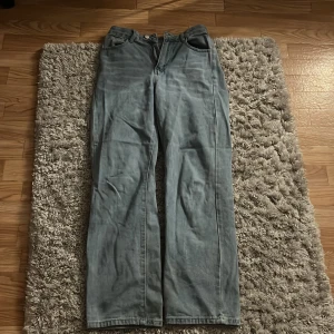 Jeans baggy  - Blåa byxor från SHEIN, bra material på byxorna, dom är knappt använda och är baggy säljs pga för stora för mig. Har 2 hål på insidan men inget synligt hålen finns för tog igenom ett skosnöre för att kunna knyta i midjan. Köparen står för frakten 