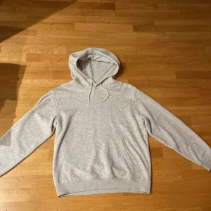 Grå hoodie weekday - Lånade bilder! Säljer denna hoodie som är grå ifrån Weekday.