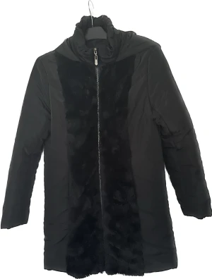 Stilig vinterjacka  - Stilig vadderad jacka med fuskpäls detaljer framtill med luva i storlek s/m. 