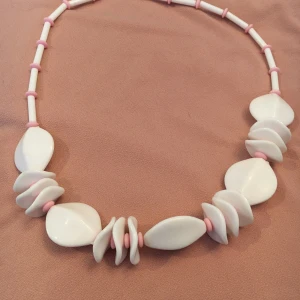 Ljusrosa plasthalsband - Unikt halsband i stilen Barbiecore