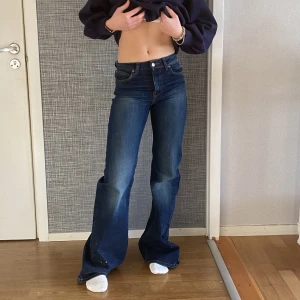 Bootcut jeans  - Skit snygga lågmidjade/midrise jeans i storlek 25/32, tjejen på bilden är ca 160 cm. Lite långa på henne men man kan sy upp lätt om man är kort 👌🏼   Original pris 899kr
