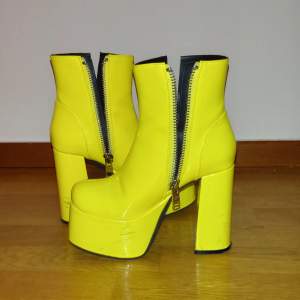 Asballa gula platå boots, väldigt bekväma och har en snygg lack yta 