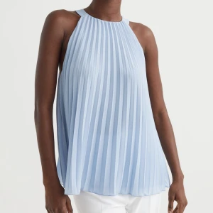 Ljusblå topp - Söker denna superhäftiga topp som jag köpte i somras från Hm! Har aldrig använt det då den inte passade mig i storleken! 💓💓 Köpte den för 249kr säljer nu för 99kr💓  Obs, bilder är från HMs hemsida!