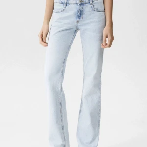 Ett par jätte fina low waist/straight jeans, aldrig använda❤️❤️❤️ - Köpte den för nån vecka sen men d va inte riktigt min smak❤️❤️❤️det är i strl 38 men det stod på zalandos hemsida att man skulle ta en str större och jag brukar ha strl 36 ibland 34❤️orginarie priset är 399❤️