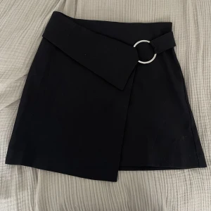 Kjol strl M - Svart kjol från Mango strl M.  Aldrig använd 