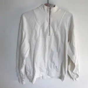 I sjukt fint, oanvänt skick. Färg: off white, strl M, oversized fit. Säljer pga använder inte, köpte för 800:-