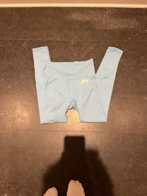 Aware nutrition storlek s 💙 - Superfina men dessvärre lite små på mig. Därav säljer jag dem. Storlek s, sitter som en xs/s. Inte större defekter mer än att märket börjat suddas bort lite. Jättebra kvalitet. Frakt tillkommer