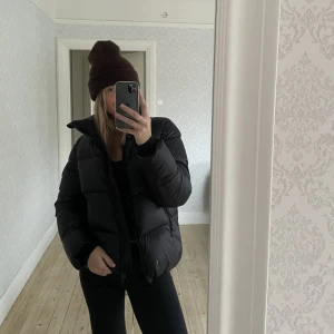 Ny jacka 8848 - Ny jacka från 8848 (köpt för en månad sedan) kvitto medkommer. Sparsamt använd och i väldigt bra skick. Säljes pga fått ny jacka. Nypris 1999:-. Kan både skickas och mötas upp i både falköping, Jönköping och Växjö. Pris kan diskuteras vid snabb affär!