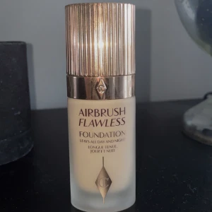 Charlotte Tillbury foundation  - Säljer min fina Charlotte Tillbury flawless airbrush foundation i färgen 5N, aldrig använd endast testad. Säljer pågrund av fel färg 