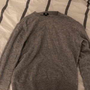 Cashmere tröja från uniqlo - Stilren och super mjuk tröja Cashmere tröja fråm uniqlo perfekt till vintern varm och stilig