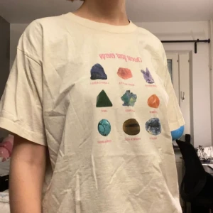 t-shirt kristaller - söt tshirt med kristaller👍 knappt använd