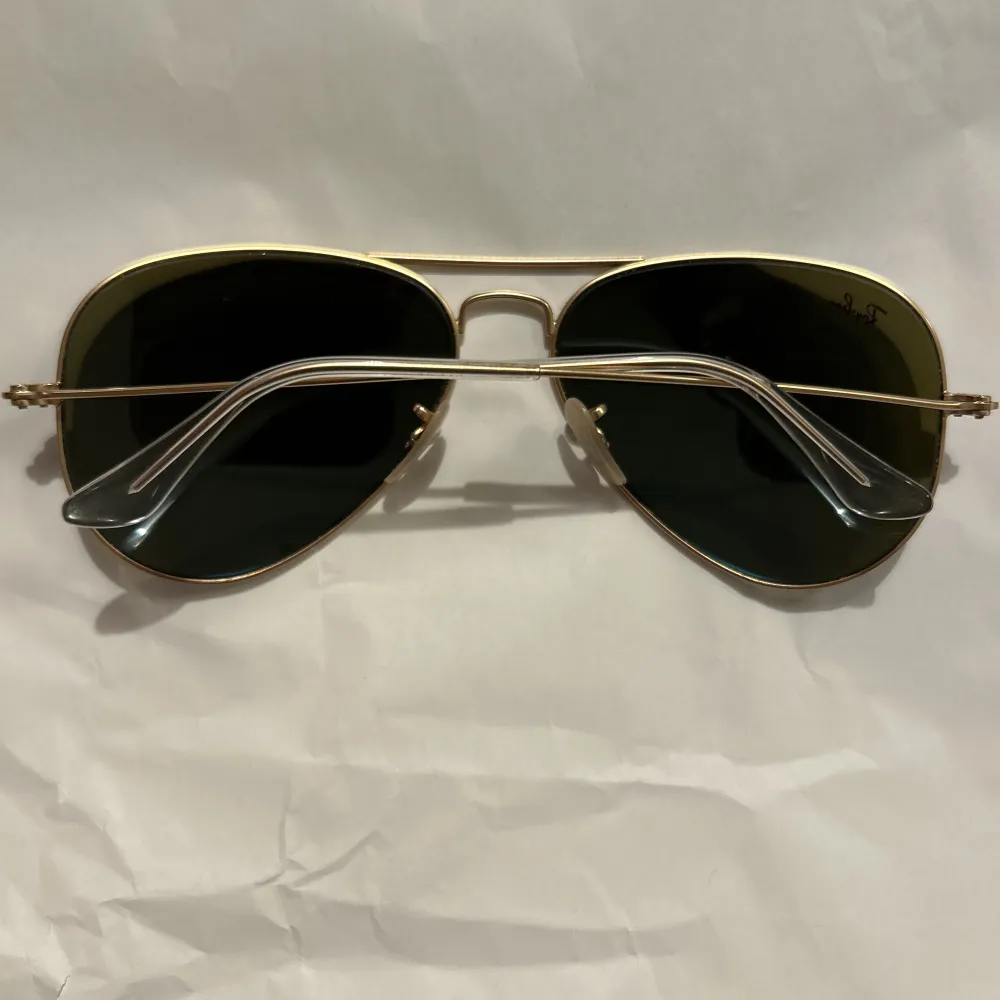 Blåa pilotsolglasögon från märket Ray ban. Relativt nya endast använda ett fåtal gånger och är i gott skick.   Nypris cirka 1200kr men säljs här för 550kr.  Jag kan mötas upp i Stockholm men även skicka solglasögonen, dock står du för frakt.. Accessoarer.