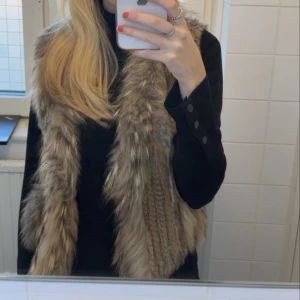 Päls väst  - Säljer denna päls väst från hollies. Äkta päls(kanin) . Köpt för väldigt mycket runt 1800 men jag säljer den rätt billigt 200 kronor då jag klippt av fransarna där nere på den ❤️