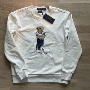 Ralph Lauren Bear Sweater - En helt ny, ralph lauren sweater i storlek M. Köpte den för 1300kr och säljer den billigt pågrund av att den var för stor för mig. Pm för att köpa eller mer bilder 💌