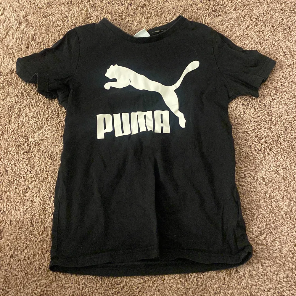 En svart puma t-shirt i storlek 140 (9-10år) . T-shirts.