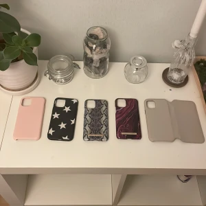Ideal of Sweden mobilskal till iPhone 11 Pro - 5 st mobilskal till salu! Jag tar 20kr för ett skal, det med plånbok i tar jag för 30kr. Jag säljer mobilskalen för att min mobil inte passar de längre. 