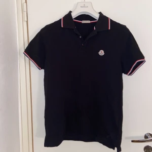 Moncler Pike - Plagget är i väldigt bra skick, den är i storlek M. Inga skador eller nånting, vill ni ha tydligare bilder så är det bara att fråga.