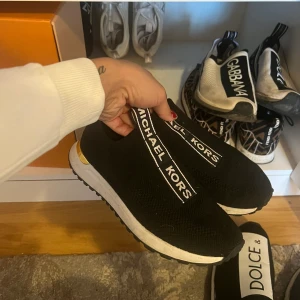 Michael kors skor  - Storlek 36 men stora i storlek så passar en 37/38! Dom är i fint sick! 