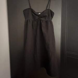 Säljer denna super fina klänning från hm eftersom den är för liten😩 Skriv i dom för fler frågor💞💞
