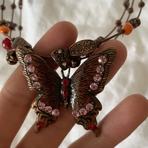 halsband fjäril - jättegulligt halsband som jag köpt second hand!💓går att justera lite grann. vet inte om jag vill sälja för gillar det här så mycket men det kommer aldrig till användning😔kan mötas upp men postar helst!😝