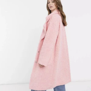 Oversize kappa i teddyfleece  - Kappa i teddyfleece med oversize passform.  Sparsamt använd & i nytt skick. Storlek 36-38.  