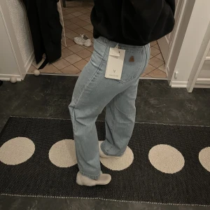 Abrand jeans - aldrig använda med prislappen kvar storlek 26 priset går att diskutera:) nypris ca 1100