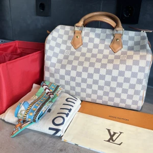 Speedy30 - Säljer min mammas speedy30 canvas väska! Hon köpte på andra handen hemsidan för före år men det kommer inte använda!! Och det är super fint och nyskick (finns lite pennamärke inne väskan)  Allt på bilden till kommer!  Kan skicka flera bilder !  Nypris 13,