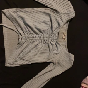 Blå magtröja - Den är fin blå och kort storlek xxs men passar S. Säljs för jag inte andvänder❤️❤️