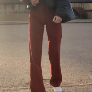 Röda kostymbyxor  - Skriv för flera bilder, röda kostymbyxor från madlady