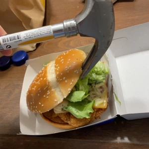 Hammarbörjare - Man kan äta men även snickra. Ett klassiskt ”2 i 1 paket.” Bägge saker är nya och ej använda. Går endast att köpa båda. Endast seriösa köpare tack!