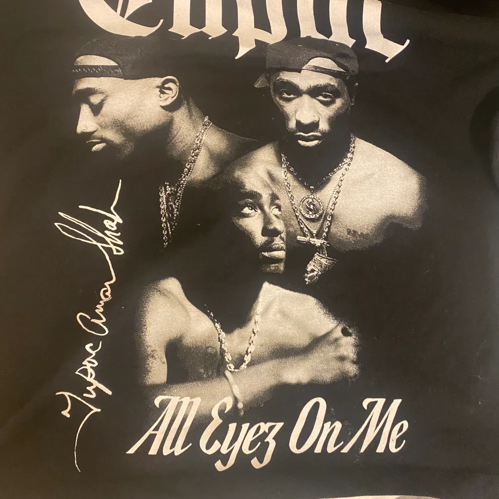 Säljer denna 2pac tröja pga att den är för stor för mig. Den är i man storlek och är i storlek S och tröjan beskrivs av låten ”all eyes on me”. Säljer för 270 kr💕. Tröjor & Koftor.