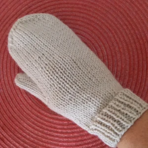 Nya diskreta vantar i beige stl S/M - Perfekt julklapp till dig själv eller någon du tycker om!  Ett par nya, supersnygga vantar i diskret beig. Stickade i ett garn som är varmt och skönt, men inte stickigt. Kan tvättas i 40 grader. Följ mig för nyheter!