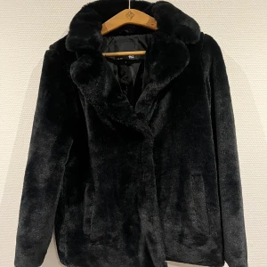 Oäkta pälsjacka - En väldigt fin och skön pälsjacka (fejk) i princip nyskick🌸