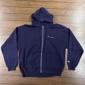 Champion Zip Hoodie - Snygg Vintage champion Zip Hoodie i Storlek L!                Använd gärna Köp Nu!🙏