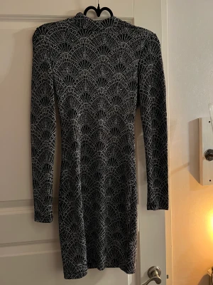 Klänning  - Glittrig klänning stl s, använd en gång, finns i ullstämma Linköping el postas mot kostnad