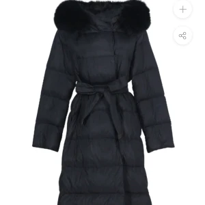 Lilly jacka från Fur Stockholm  - Säljer min helt oanvända endast testade dunjacka med äkta päls från Fur Stockholm i storlek S.  Nypris 2799kr. Säljer för 2200kr. 