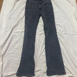 Jeans  - Vill sälja den här jätte fina jeansen har bara andvändt 2 gånger och har inte någon byta av den längre 