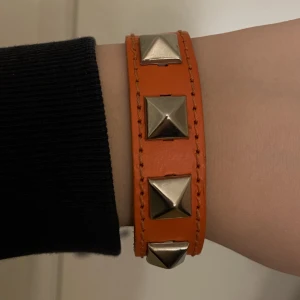 Nit Armband - Jättefint armband i snygg orange färg. Super bra kvalite! Frakt tillkommer ❤️