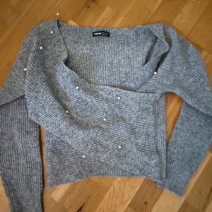 Grå stickad tröja från shein, aldrig använd. För liten! (Storlek S men skulle mer kalla det XS) Köpt för 169!