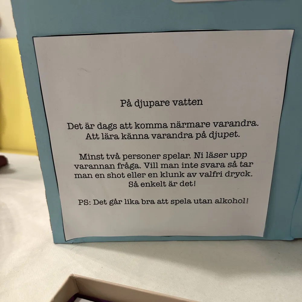 Dryckesspel för en lite roligare vardag!   På Djupare vatten!  Ett dryckesspel där fokus ligger på att lära känna varandra på djupet. Starta intressanta och djupa konversationer med nära och kära.... Övrigt.