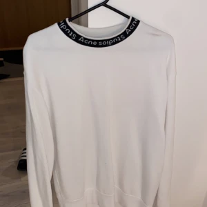 Acne tröja - Storlek S men oversized och passar både M och L beroende på hur du vill den ska sitta. Mycket bra skick/som ny