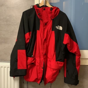 The north face jacka - Äldre unik north face jacka storlek M. Kommer med en fleece som man antingen knäpper fast inuti jackan så blir det en tjockare jacka eller bär separat. Jackan är äldre men fint skick. Pris kan diskuteras vid snabb affär 