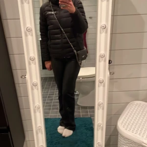 Zadig väska  - Säljer denna Zadig Oxh Voltaire väskan i lilla modellen då jag inte använder den längre. Fick den gör ungefär ett år sen men knappt använt❤️inga defekter! orginslpris:ca2500