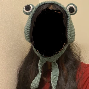 Grodmössa - Jag har virkat denna grodmössa (frog ear cup) och virkar en sån till DIG vid intresse. Kontakta mig, så diskuterar vi ev. färg, detaljer och så sätter jag igång och virkar. Köparen står för frakten eller möts vi upp och jag skickar alltid bildbevis🐸