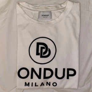 Dondup T-shirt - 9/10 knappt använd inga flaws. Kvitto bör finnas samt lappar