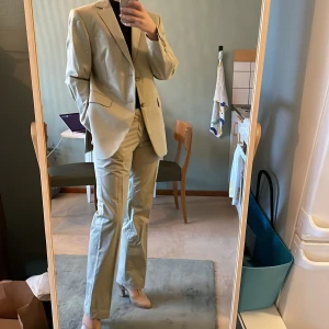 Tiger of Sweden kostym - Skitsnygg kostym från tiger of Sweden. Igentligen gjord för men men passar mig utmärkt! Str 50 sitter som M/L. Inhandlad second hand men mycket sparsamt använd. Lite skrynkliga på bilden men det är inget man inte löser med ett strykjärn.