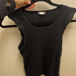 Svart linne med spetsdetaljer - Svart fint linne med spetsdetaljer vid axlarna.  Köparen står för frakten. Jag visar bild när jag skickar paketet. Vid fler intressen av kläderna kan bud läggas