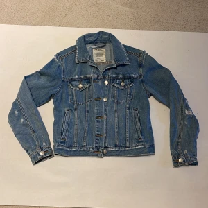 Jeans jacka o sliten look - Jeans jacka i sliten look. Knappt använd. Super fin!  Köparen står för frakten. Jag visar bild när jag skickar paketet. Vid fler intressen av kläderna kan bud läggas